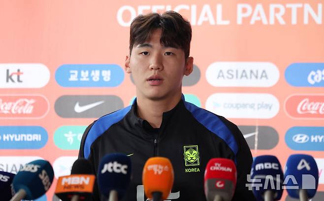 브라질과의 평가전을 앞둔 대한민국 축구대표팀 김지수가 7일 경기 고양시 고양종합운동장 보조경기장에서 훈련을 앞두고 취재진과 인터뷰를 하고 있다. /사진=뉴시스