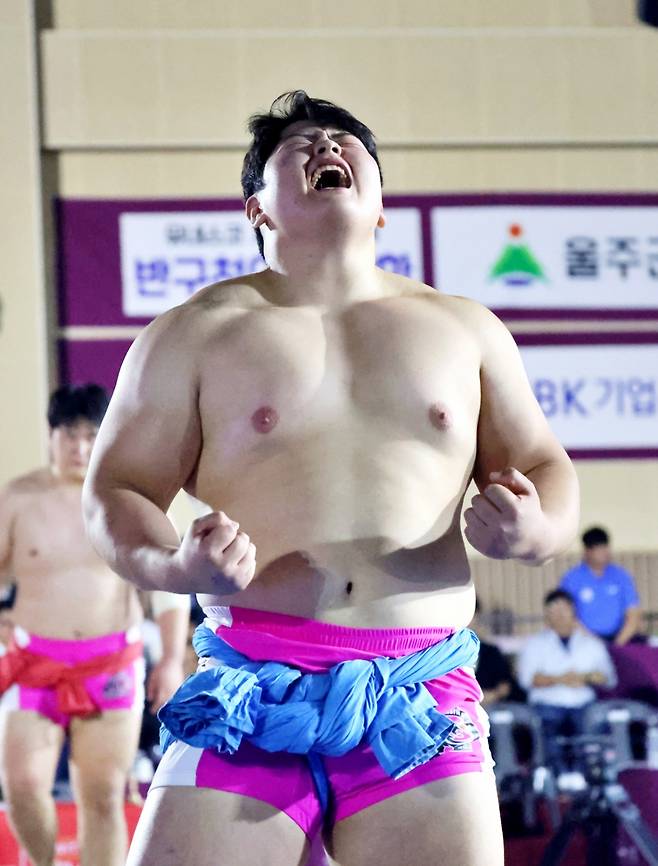 8일 울산광역시 울주군 울주종합체육센터에서 열린 '위더스제약 2025 울주추석장사씨름대회' 백두장사(140kg이하)에 등극한 김민재(영암군민속씨름단)가 우승 후 기쁨을 표하고 있다. /사진=대한씨름협회 제공