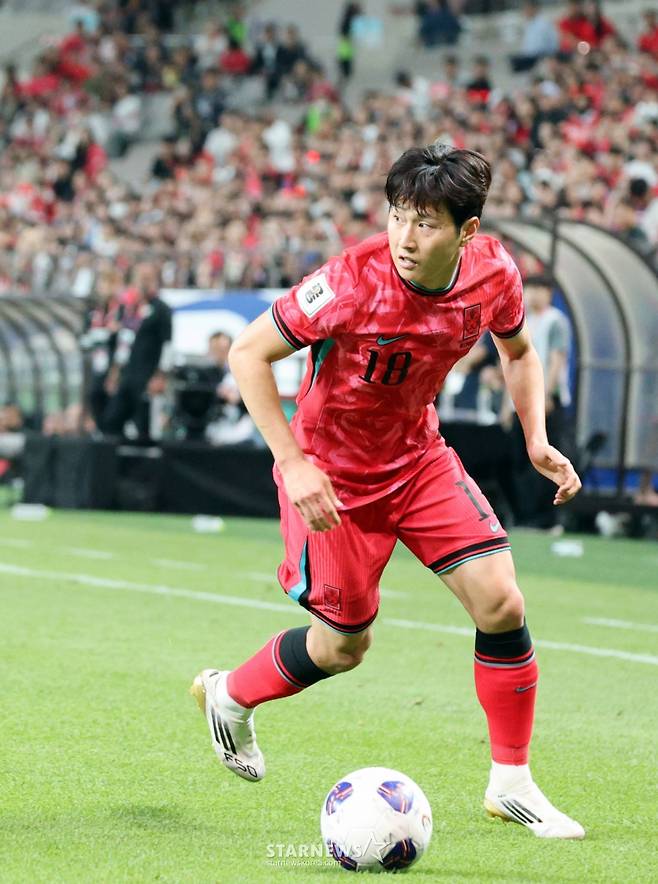 이강인이 지난 6월 10일 서울월드컵경기장에서 북중미월드컵 최종예선 마지막 경기인 쿠웨이트전에서 크로스를 준비하고 있다. /사진=강영조 선임기자