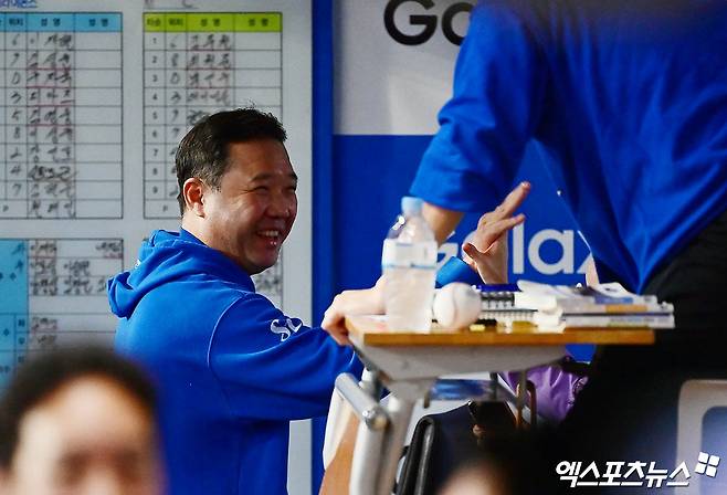 7일 오후 대구삼성라이온즈파크에서 열린 '2025 신한 SOL Bank KBO 포스트시즌' NC 다이노스와 삼성 라이온즈의 와일드카드 2차전 경기, 삼성이 3:0의 스코어로 승리하며 준플레이오프 진출에 성공했다.  경기 종료 후 삼성 박진만 감독이 스태프들과 하이파이브를 나누고 있다. 엑스포츠뉴스 대구, 박지영 기자