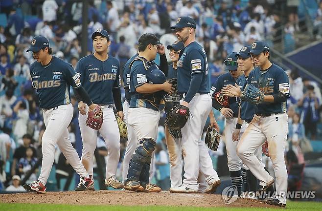 '오늘은 승리' (대구=연합뉴스) 윤관식 기자 = 6일 대구 삼성라이온즈파크에서 열린 2025 KBO 포스트시즌 와일드카드 1차전 삼성 라이온즈와 NC 다이노스의 경기. NC가 4:1로 승리 후 선수들이 기뻐하고 있다. 2025.10.6 psik@yna.co.kr