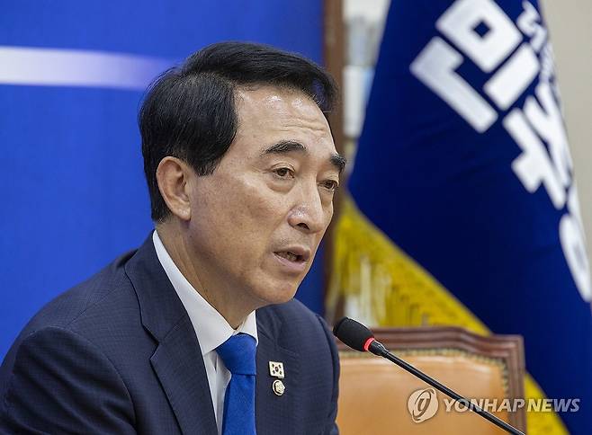 추석 연휴 민심 전하는 민주당 박수현 수석대변인 (서울=연합뉴스) 황광모 기자 = 더불어민주당 박수현 수석대변인이 8일 국회에서 가진 기자간담회에서 추석 연휴 청취한 민심을 설명하고 있다. 2025.10.8 hkmpooh@yna.co.kr