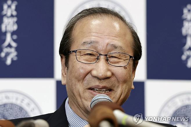 노벨화학상 수상자 기타가와 교수 (교토 교도·AP=연합뉴스) 올해 노벨화학상 수상자로 선정된 기타가와 스스무 교토대 특별교수가 8일 교토에서 열린 기자회견에서 웃으며 발언하고 있다.
