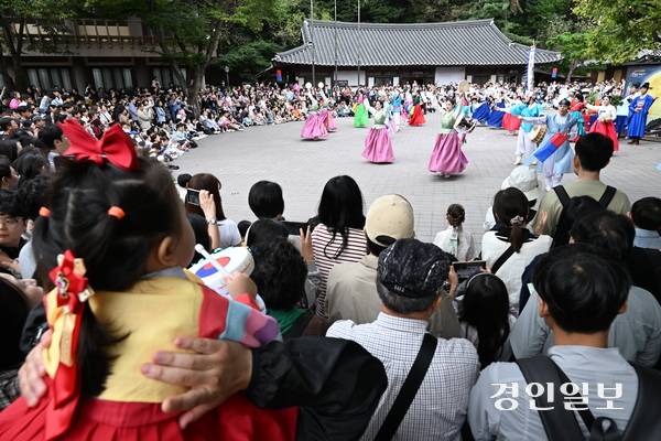 추석 연휴 마지막 날인 9일 용인시 기흥구 한국민속촌을 찾은 시민들이 백년가약 공연을 보며 즐거운 시간을 보내고 있다. 2025.10.9 /최은성기자 ces7198@kyeongin.com