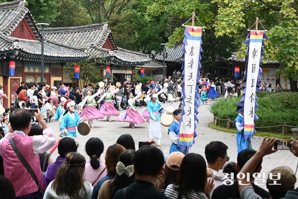 추석 연휴 마지막 날인 9일 용인시 기흥구 한국민속촌을 찾은 시민들이 백년가약 공연을 보며 즐거운 시간을 보내고 있다. 2025.10.9 /최은성기자 ces7198@kyeongin.com