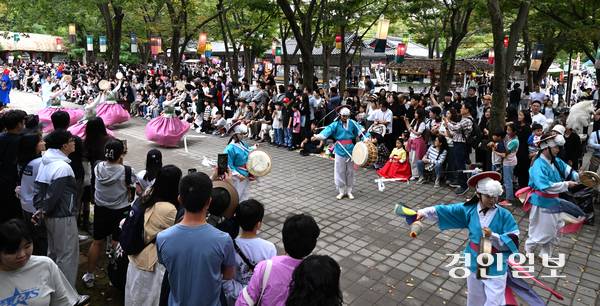 추석 연휴 마지막 날인 9일 용인시 기흥구 한국민속촌을 찾은 시민들이 백년가약 공연을 보며 즐거운 시간을 보내고 있다. 2025.10.9 /최은성기자 ces7198@kyeongin.com