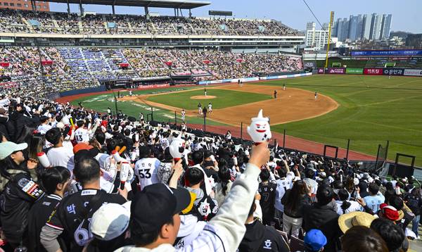 올 시즌에도 홈 관중 100만명을 넘지 못하는 등 불운을 맞은 수원 kt wiz는 지은지 36년 가량된 야구장의 노후화 등으로 재건축·증축이 필요하다는 지적이다. 사진은 수원케이티위즈파크에서 ‘2025 신한 SOL뱅크 KBO 리그 시범경기’ kt wiz와 LG 트윈스의 경기모습. /경인일보DB