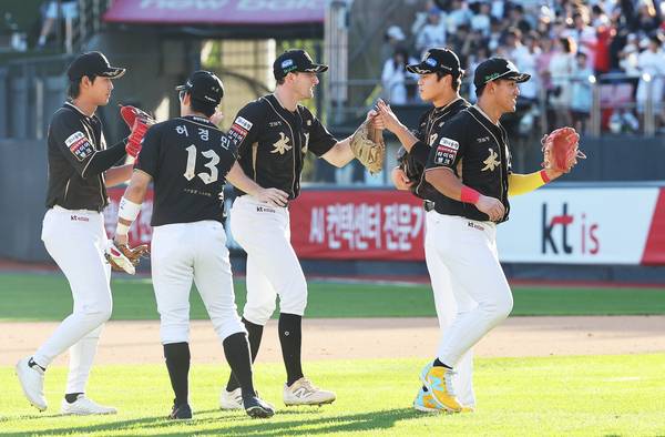 지난 9월 21일 수원케이티위즈파크에서 열린 2025 KBO리그 프로야구 삼성 라이온즈와 kt wiz의 경기. 6-3으로 승리한 kt 선수들이 기뻐하고 있다. 2025.9.21 /연합뉴스