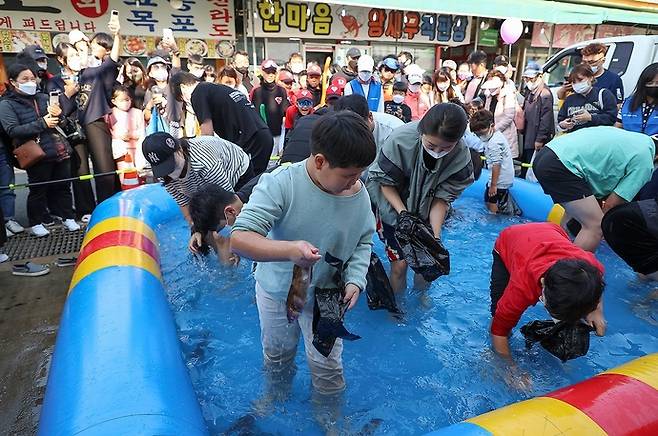 지난해 열린 시흥월곶포구축제에서 어린이들이 맨손 고기잡이 체험을 즐기고 있다. 사진=시흥시청