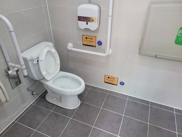 화장실 내 설치된 비상벨 시스템.