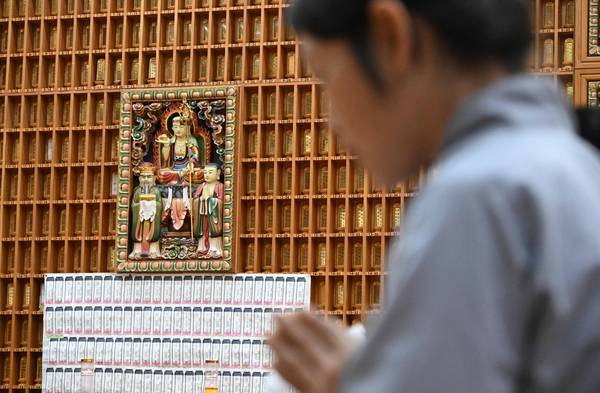 한 베트남 출신 불자가 추석 전날인 지난 5일 오후 2시 창원시 마산합포구 산호동 금강정토사에서 열린 베트남 법회에서 두 손을 모으고 있다. /김구연 기자