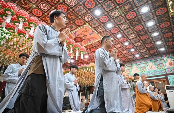 추석 전날인 지난 5일 오후 2시 창원시 마산합포구 산호동 금강정토사에서 베트남 불자들을 대상으로 법회가 열렸다. 베트남 출신 불자들이 두 손을 모으고 있다. /김구연 기자