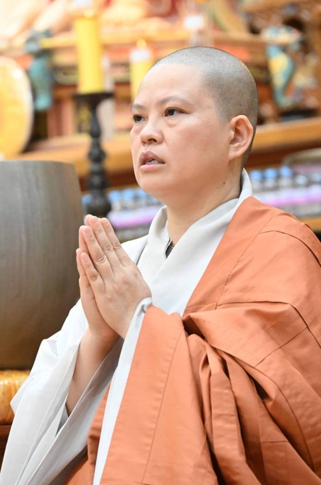 복행 스님이 추석 전날인 지난 5일 오후 2시 창원시 마산합포구 산호동 금강정토사에서 열린 베트남 법회에서 두 손을 모으고 있다. /김구연 기자