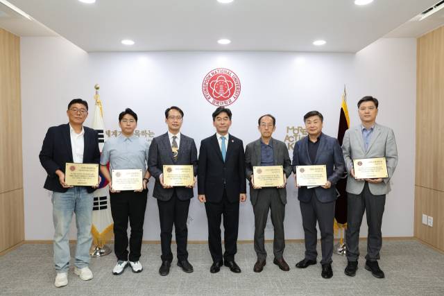 왼쪽부터 경북대의 현영섭 사범대학부속중등교육연구소장, 김성찬 신소재공학과 교수(첨단소재연구소장 대리참석), 백문창 세포기질연구소장, 허영우 총장, 정병호 영남문화연구원장, 윤병욱 국제개발연구원장, 김상현 심혈관연구소장. 경북대 제공