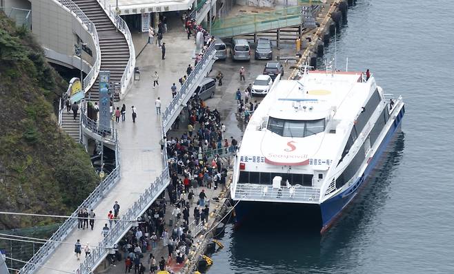 묵호~울릉도를 운항하는 씨스타 1호를 통해 울릉도를 찾은 관광객들.