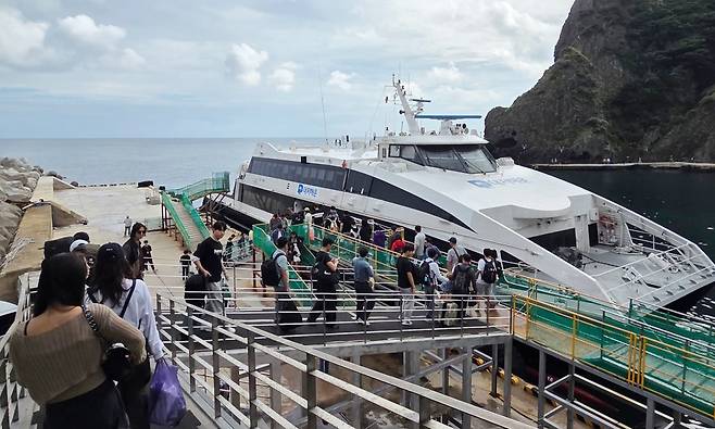 포항~울릉도를 운항하는 썬라이즈호를 이용해 울릉도관광객 마치고 떠나는 관광객들.