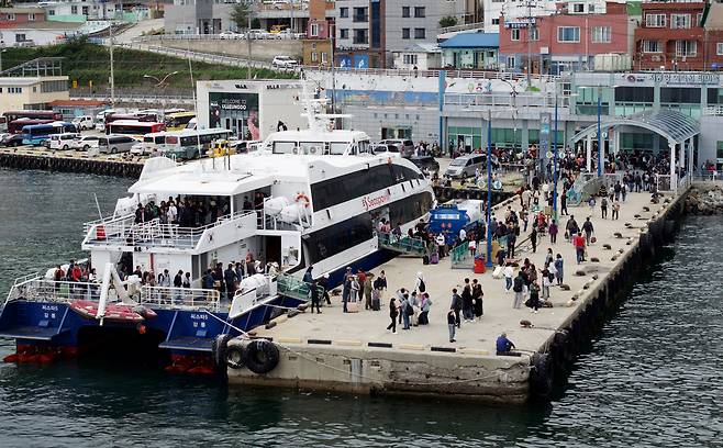 강릉~울릉도운항하는 씨스타 5호를 통해 울릉도를 찾은 관광객이 저동항에서 하선하고 있다.