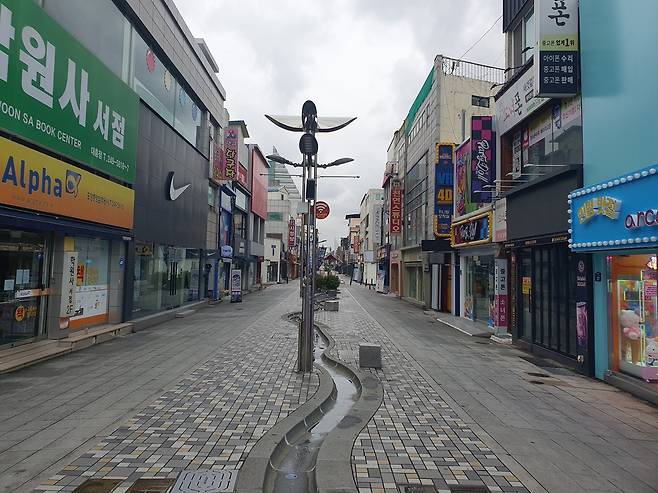 추석 연휴기간 중앙상가 거리가 오가는 사람 없이 한산한 모습을 나타냈다.