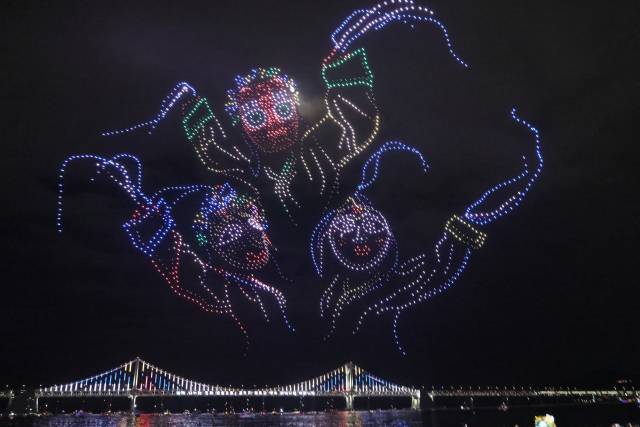 부산 수영구 광안리 드론쇼가 부산지방항공청 특별비행 승인을 받아 드론쇼 정상 운영에 청신호가 켜졌다. 사진은 지난 4일 열린 ‘광안리 M 드론라이트쇼’ 추석 특별공연 모습. 부산 수영구청 제공