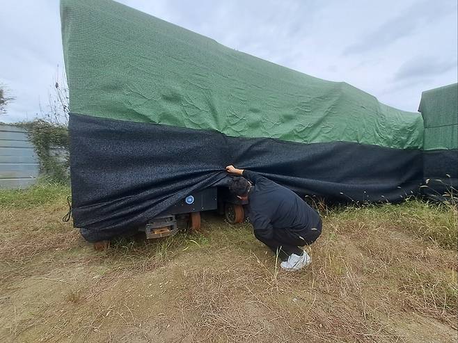 문경시 관계 공무원이 상주시 도심 한복판에 방치돼 있는 관광용 테마열차를  살펴보고 있다. <강남진 기자>