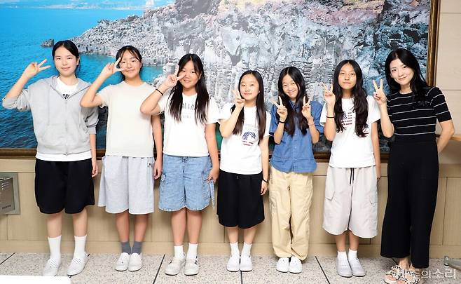 한글날을 앞둔 지난달 29일 중문초에서 만난 요망진 똘내미. 사진 왼쪽부터 신주아·김소율·함채원·정단비·박서율·안예은양과 교사 공은주씨.ⓒ제주의소리