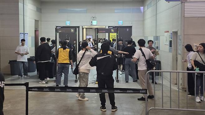 - 철저한 안전 관리 "음식물 반입도 허락하지 않았다"