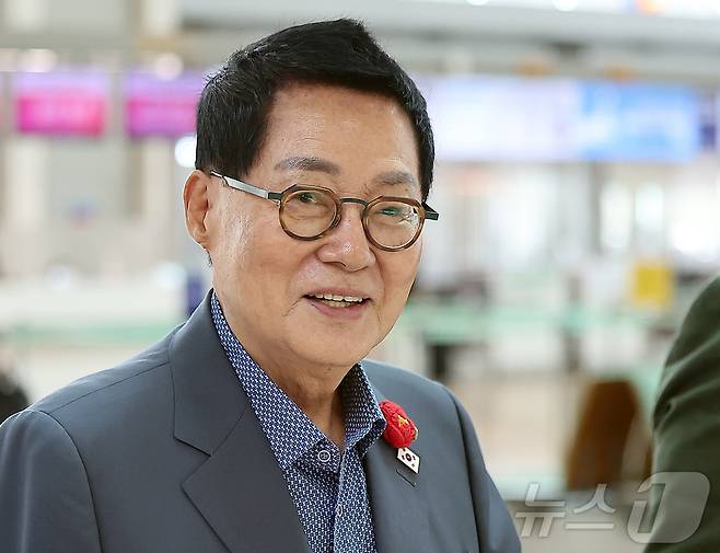 박지원 더불어민주당 의원, 사진은 지난 7월 27일 폴란드 특사단장으로 인천국제공항 제1터미널을 통해 폴란드로 출국하는 모습. 2025.7.27/뉴스1 ⓒ News1 김진환 기자