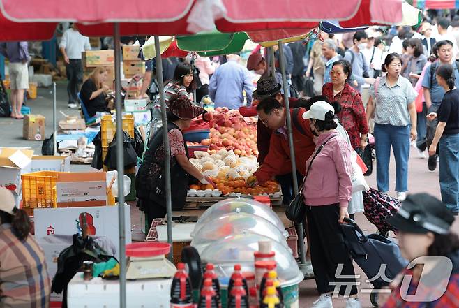 본격적인 추석 연휴가 시작된 3일 서울 동대문구 청량리 청과물시장을 찾은 시민들이 제수용품을 둘러보고 있다. 2025.10.3/뉴스1 ⓒ News1 권현진 기자