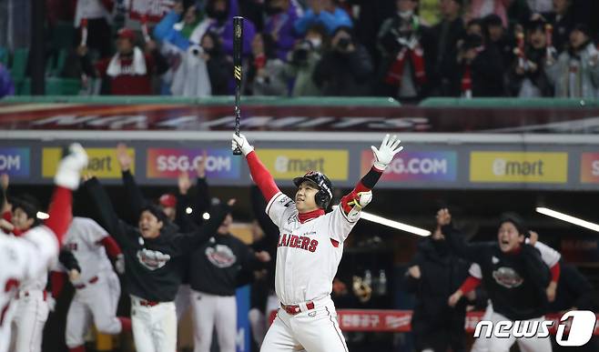 2022 한국시리즈 5차전에서 역전 끝내기 3점 홈런을 터뜨린 김강민. 뉴스1 DB ⓒ News1 임세영 기자