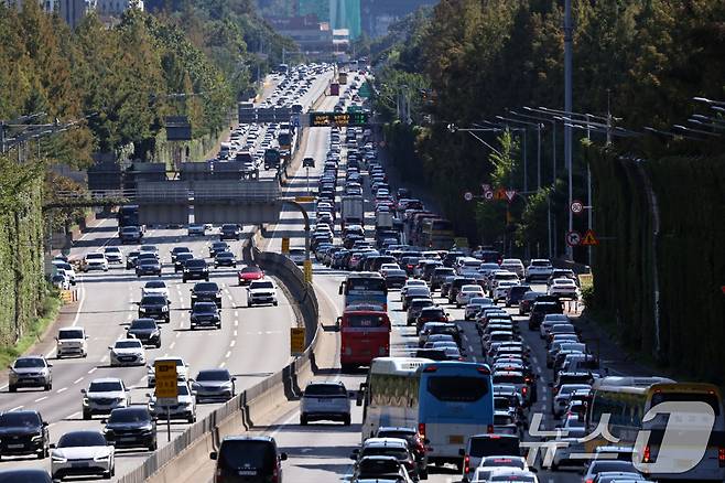 추석연휴 엿새째인 8일 오후 서울 서초구 잠원IC 인근 경부고속도로에서 하행선(오른쪽) 차량들이 서행하고 있다.  2025.10.8/뉴스1 ⓒ News1 구윤성 기자