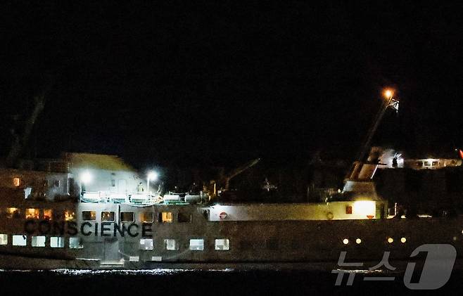 지난 8일(현지시간)  '자유 소함대 연합'(FFC) 소속 선박이 이스라엘 선박의 호위를 받으며 이스라엘 남부의 아쉬도드 항구로 향하고 있다. 2025.10.09 ⓒ 로이터=뉴스1