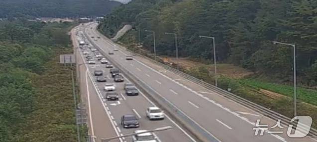 올해 10월 황금연휴 마지막 날이자 한글날인 9일 오후 2시 44분쯤 영동고속도로의 강원 평창군 한 구간 서울 방면 도로가 정체된 모습. (한국도로공사 고속도로 교통정보 폐쇄회로TV 갈무리. 재판매 및 DB금지) 2025.10.9/뉴스1