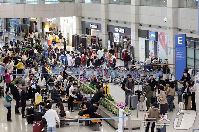 추석 연휴 마지막날인 9일 오후 인천국제공항 입국장이 여행객들로 북적이고 있다.  2025.10.9/뉴스1 ⓒ News1 황기선 기자