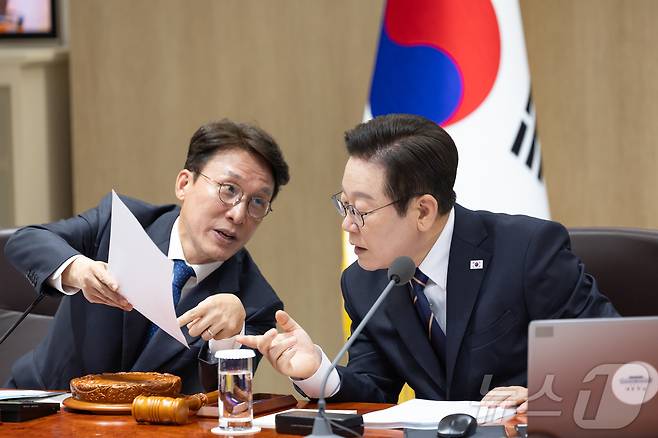 이재명 대통령과 김민석 국무총리가 30일 서울 용산 대통령실 청사에서 열린 제44회 국무회의에서 대화를 하고 있다. (대통령실 제공. 재판매 및 DB 금지) 2025.9.30/뉴스1 ⓒ News1 이재명 기자