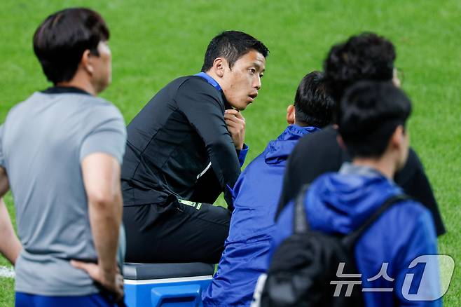 대한민국 남자 축구 국가대표팀 황희찬이 브라질과의 A매치 평가전을 하루 앞둔 9일 오후 서울 마포구 월드컵경기장에서 훈련을 지켜보고 있다. 2025.10.9/뉴스1 ⓒ News1 안은나 기자