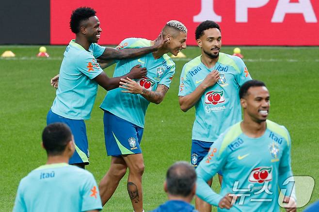 브라질 남자 축구 국가대표팀 히샬리송과 비니시우스가 대한민국과의 A매치 평가전을 하루 앞둔 9일 오후 서울 마포구 월드컵경기장에서 훈련을 하던 중 장난을 치고 있다. 2025.10.9/뉴스1 ⓒ News1 안은나 기자