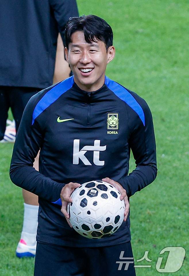 대한민국 남자 축구 국가대표팀 손흥민이 브라질과의 A매치 평가전을 하루 앞둔 9일 오후 서울 마포구 월드컵경기장에서 훈련을 하고 있다. 2025.10.9/뉴스1 ⓒ News1 안은나 기자