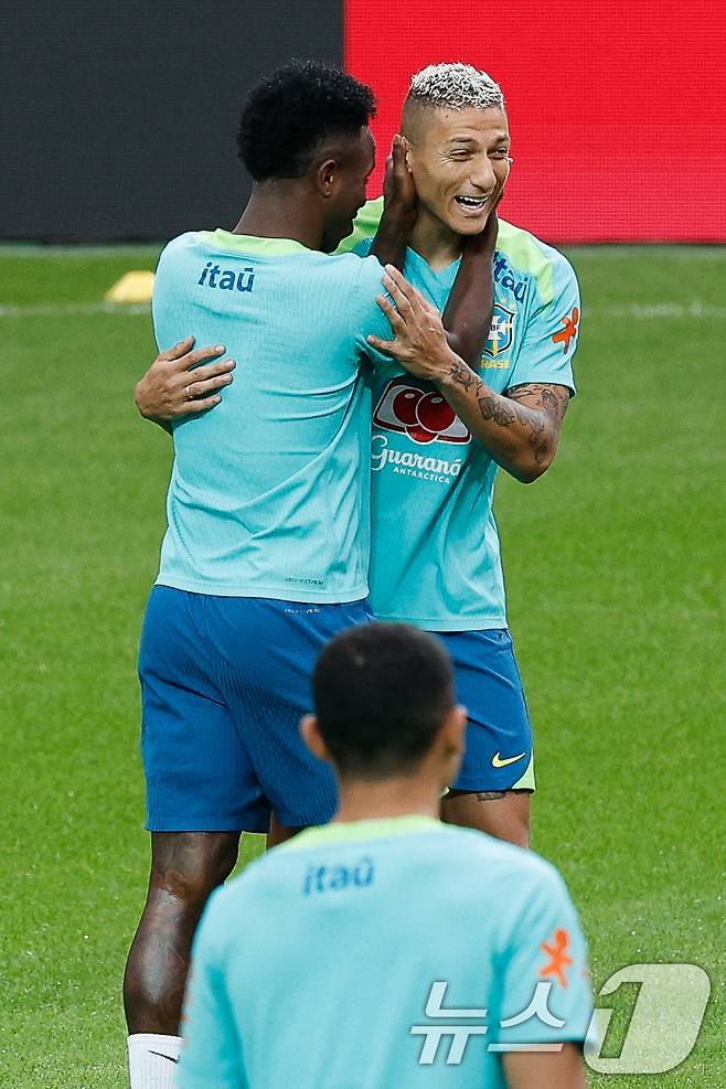 브라질 남자 축구 국가대표팀 히샬리송과 비니시우스가 대한민국과의 A매치 평가전을 하루 앞둔 9일 오후 서울 마포구 월드컵경기장에서 훈련을 하던 중 웃고 있다. 2025.10.9/뉴스1 ⓒ News1 안은나 기자