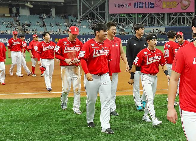 30일 서울 고척스카이돔에서 열린 2025 KBO리그 키움전에서 4-3 승리를 거둔 SSG 선수들이 더그아웃으로 향하고 있다. 사진 | SSG 랜더스