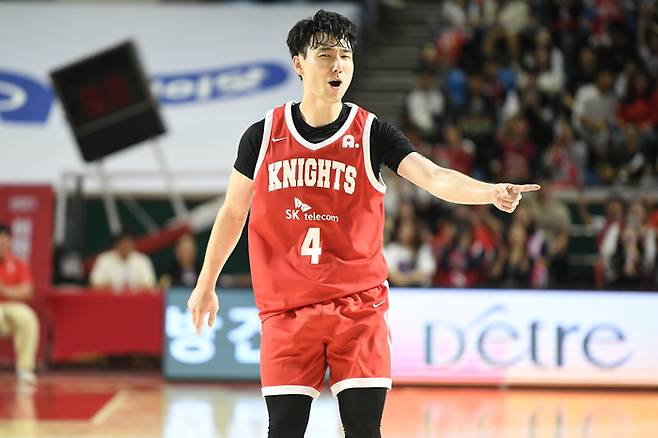 서울 SK 김낙현이 5일 잠실학생체육관에서 열린 2025~2026 LG전자 프로농구 정규리그 수원 KT와 경기에서 득점 후 세리머니를 하고 있다. 사진 | KBL