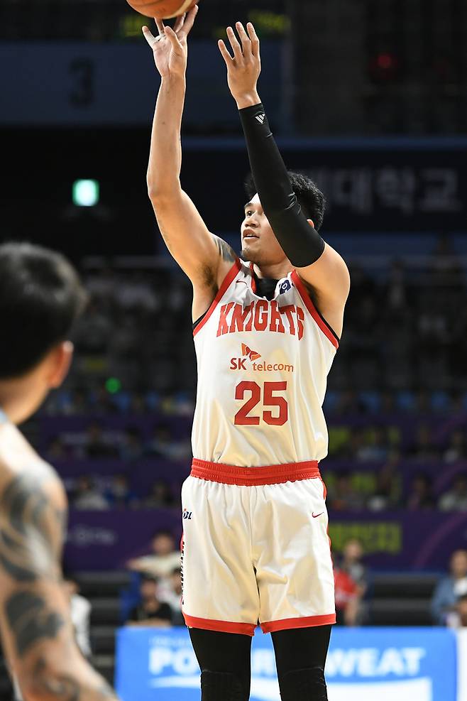 서울 SK 톨렌티노가 8일 고양 소노 아레나에서 열린 2025~2026 LG전자 프로농구 정규리그 고양 소노와 경기에서 3점슛을 던지고 있다. 사진 | KBL