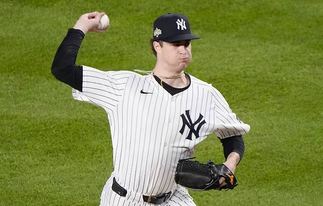 양키스 슐리틀러가 9일(한국 시간) 미국 뉴욕주 브롱스 양키 스타디움에서 열린 2025 ML 포스트시즌 토론토와 AL 디비전시리즈 4차전에서 역투하고 있다. 사진 | 뉴욕=UPI 연합뉴스