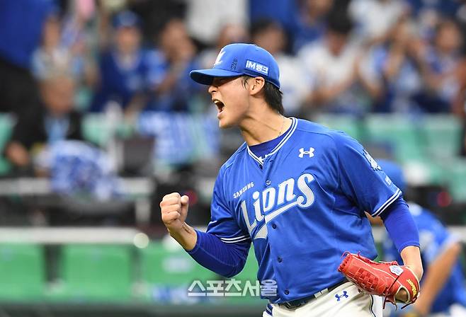 삼성 이호성이 9일 인천 SSG랜더스필드에서 열린 2025 KBO리그 SSG와의 준플레이오프 1차전 8회말 2사 만루 상황에서 SSG 고명준을 3루 땅볼로 잡아내며 위기를 넘기면서 환호하고 있다. 문학 | 박진업 기자 upandup@sportsseoul.com