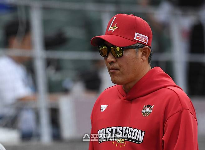 SSG 이숭용 감독이 9일 인천 SSG랜더스필드에서 열린 2025 KBO리그 삼성과 준플레이오프 1차전에서 2-5로 패한 뒤 인터뷰를 마치고 더그아웃으로 돌아가고 있다. 문학 | 박진업 기자 upandup@sportsseoul.com