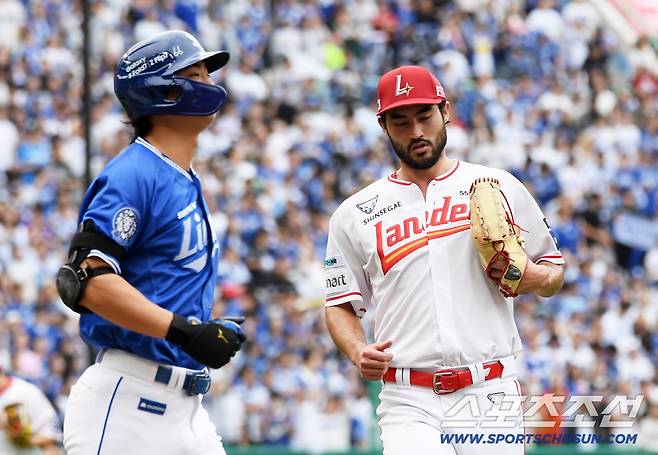 9일 인천SSG랜더스필드에서 열린 SSG와 삼성의 준PO 1차전. 2회초 2사 만루 SSG 화이트가 삼성 구자욱을 1루 땅볼 처리하고 있다. 인천=박재만 기자 pjm@sportschosun.com/2025.10.09/