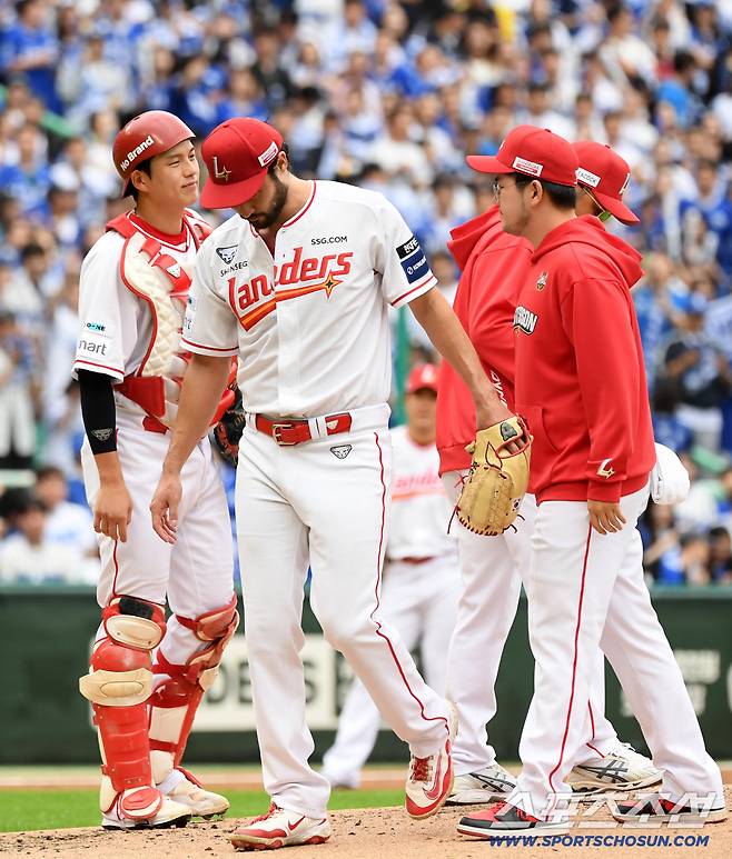 9일 인천SSG랜더스필드에서 열린 SSG와 삼성의 준PO 1차전. SSG 선발 화이트가 3회를 마치지 못한 채 마운드에서 내려오고 있다. 인천=박재만 기자 pjm@sportschosun.com/2025.10.09/