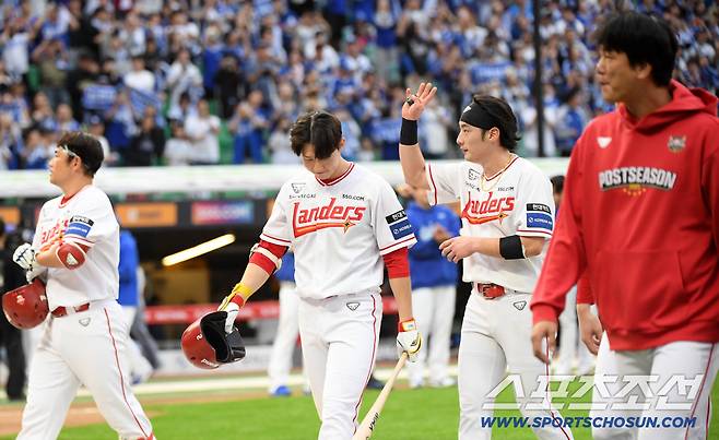 9일 인천SSG랜더스필드에서 열린 SSG와 삼성의 준PO 1차전. 패한 SSG 선수들이 아쉬워하고 있다. 인천=박재만 기자 pjm@sportschosun.com/2025.10.09/