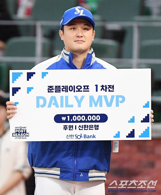 9일 인천SSG랜더스필드에서 열린 삼성과 SSG의 준PO 1차전. 삼성이 5대2로 승리했다. MVP에 선정된 최원태가 포즈 취하고 있다. 인천=정재근 기자 cjg@sportschosun.com/2025.10.9/
