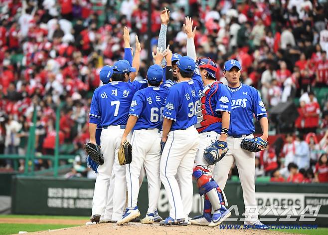 9일 인천SSG랜더스필드에서 열린 삼성과 SSG의 준PO 1차전. 삼성이 5대2로 승리했다. 선수들이 승리 기쁨을 만끽하고 있다. 인천=정재근 기자 cjg@sportschosun.com/2025.10.9/