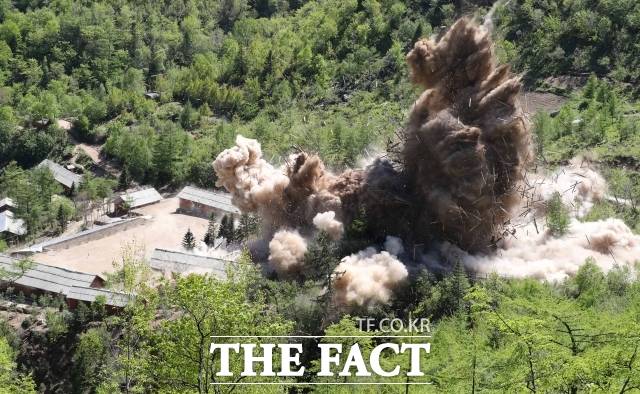 지난 20108년 5월 24일 북한 핵무기연구소 관계자들이 함경북도 길주군 풍계리 핵실험장 폐쇄를 위한 폭파작업을 했다. 풍계리 핵실험 관리 지휘소시설 폭파순간 목조 건물들이 폭파 되며 산산이 부숴지고 있다. /사진공동취재단